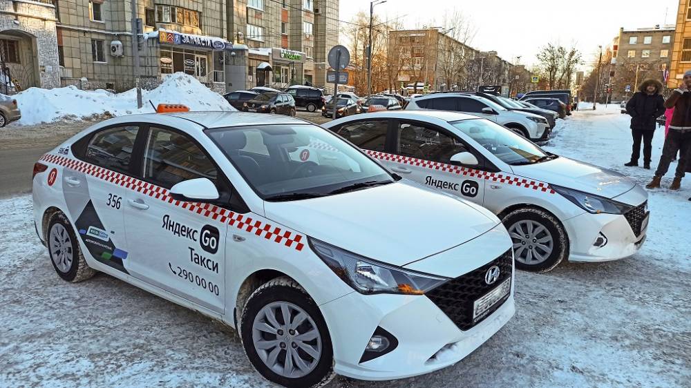 В Перми такси начали обклеивать машины по новым правилам