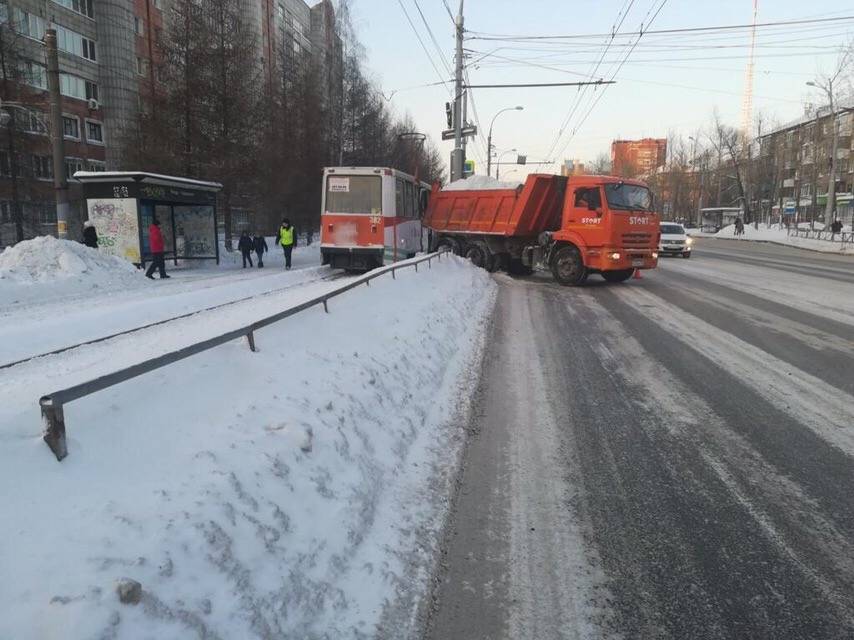 В Перми «КамАЗ» со снегом врезался в трамвай