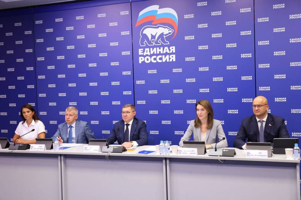 Партия обеспечила школьными наборами 240 тысяч детей по всей стране