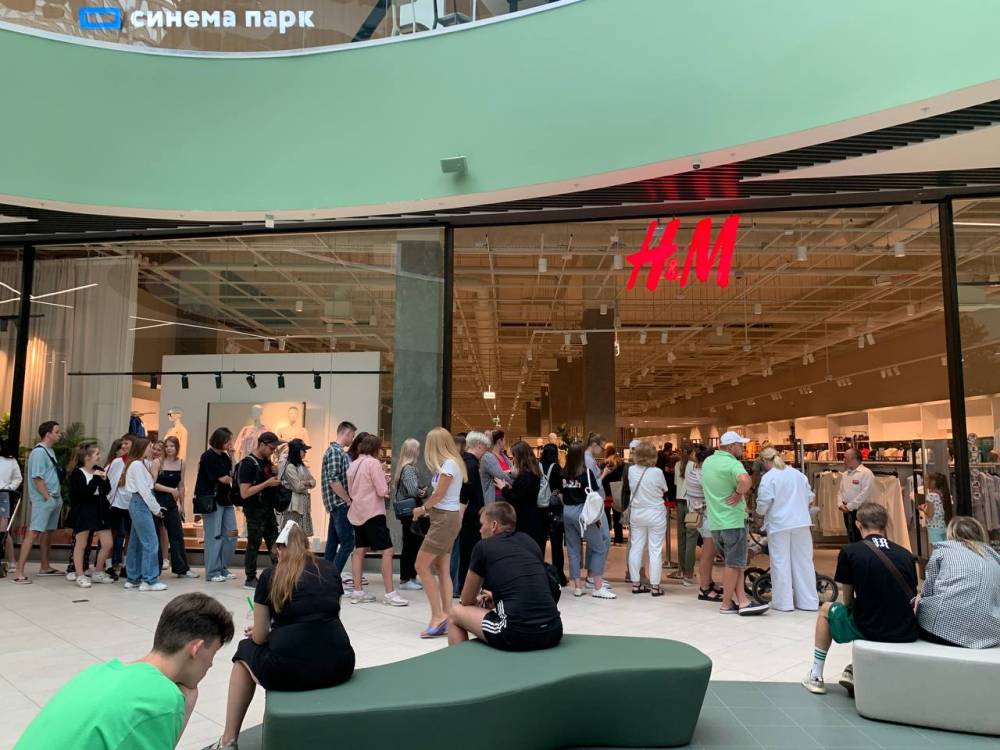 ​В первый день работы H&M в Перми после закрытия в магазине скопились огромные очереди