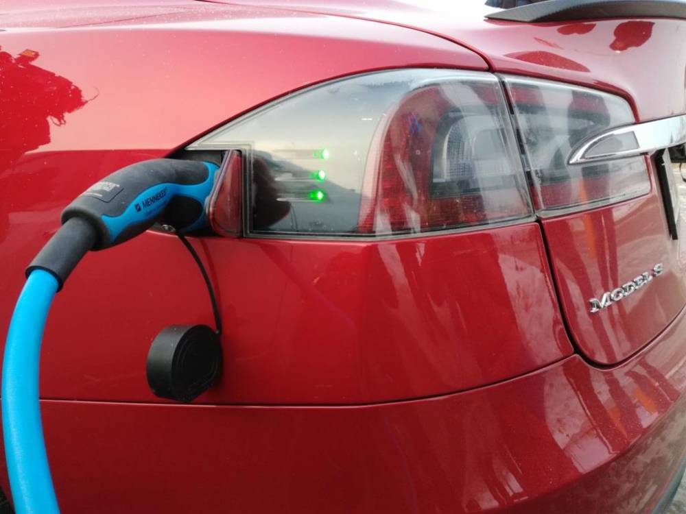 ​Tesla в городе. Интервью с пермяком, который ездит на электромобиле. Ему нравится