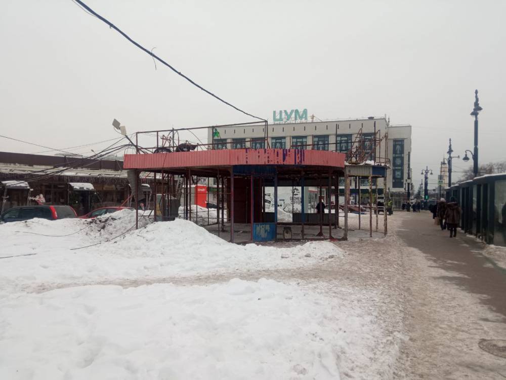 ​В центре Перми начался снос торговых павильонов у отеля «Урал»