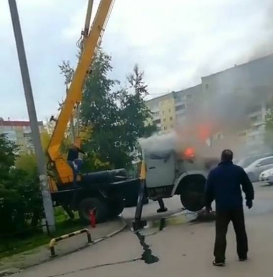 Во дворе жилого дома в Перми загорелся грузовик с краном манипулятором