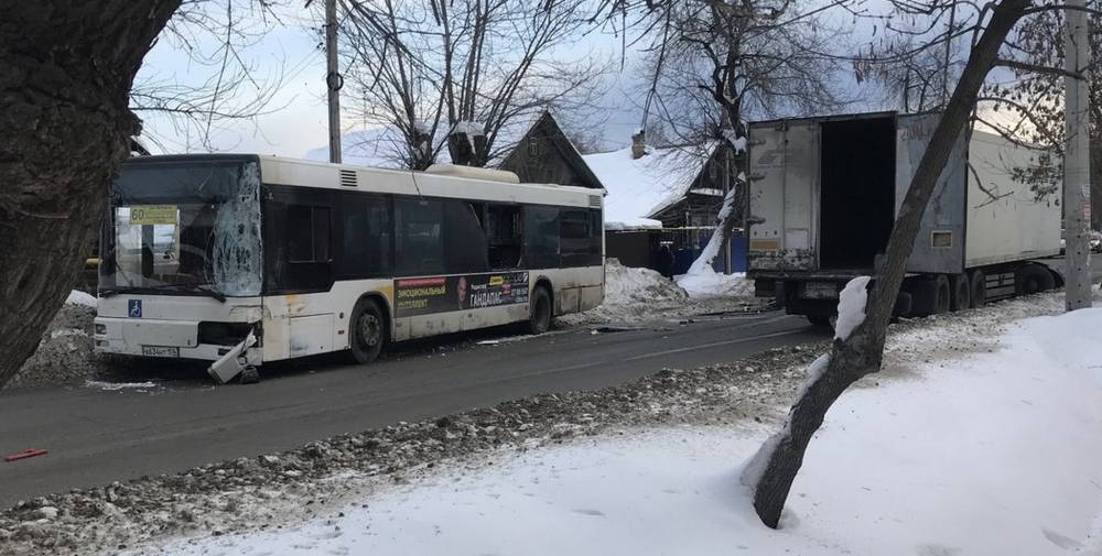 В Перми фура столкнулась с автобусом № 60