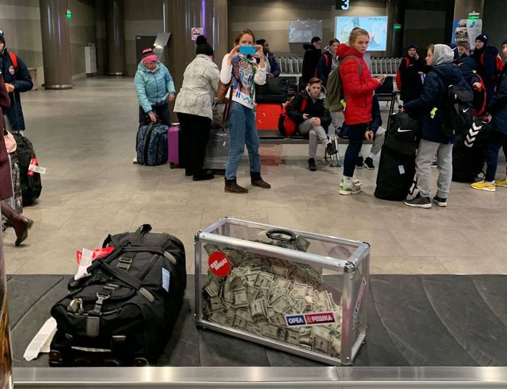 В пермский аэропорт прибыл набитый долларами чемодан