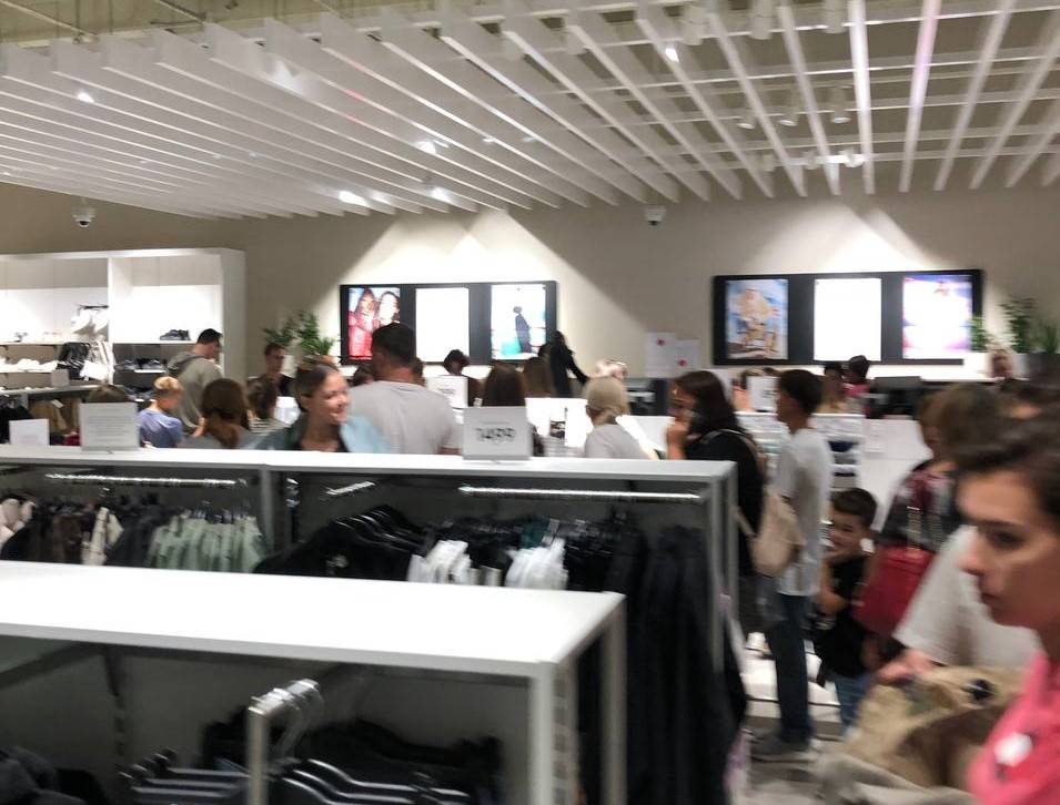 ​В первый день работы H&M в Перми после закрытия в магазине скопились огромные очереди