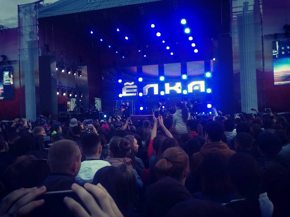 «Дала жару»: жители в соцсетях обсуждают выступление певицы Елки в Перми