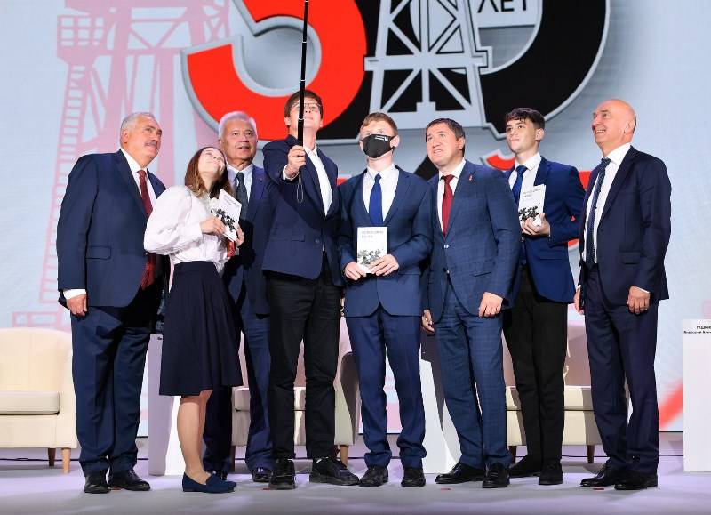 ​Учебные заведения России и  библиотеки Прикамья получили более 500 книг «Философия нефти»