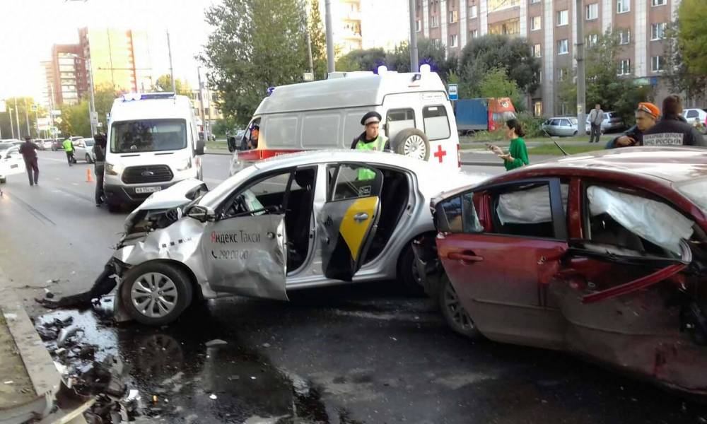 На бульваре Гагарина произошло серьезное ДТП с участием машины такси: есть пострадавшие