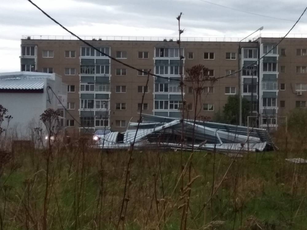 В Очере ураганный ветер снес крыши с домов