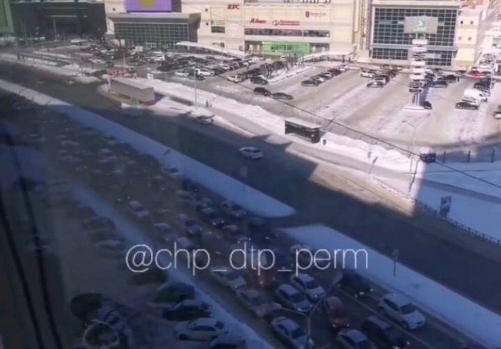В Перми рядом с ТРК «Семья» образовалась масштабная пробка 
