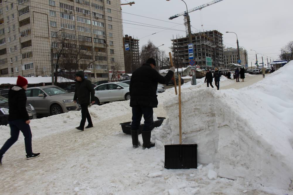 ​В Перми предприниматели стали вывозить снег после замечаний районных властей