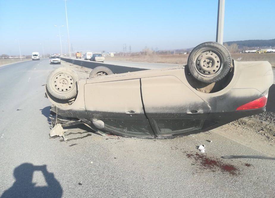 В Перми ищут водителя автомобиля, который опрокинул Hyundai на крышу, и скрылся
