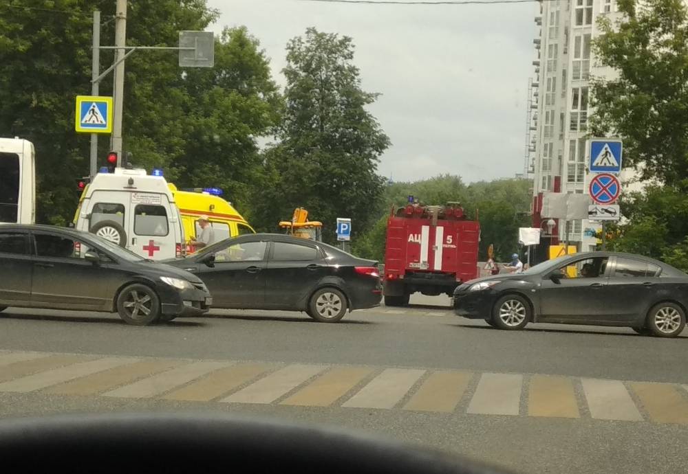В Перми столкнулись автобус и иномарка: пострадали ребенок и пенсионер