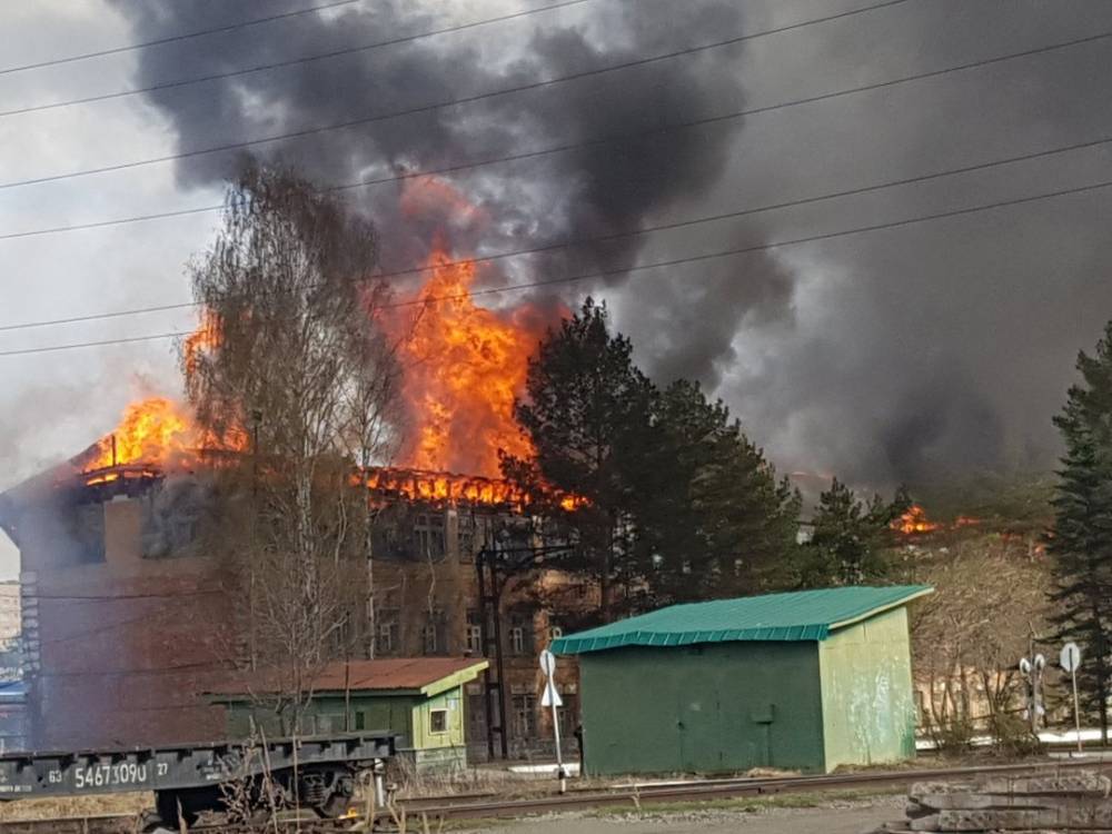 В Лысьве загорелось офисное здание вблизи завода