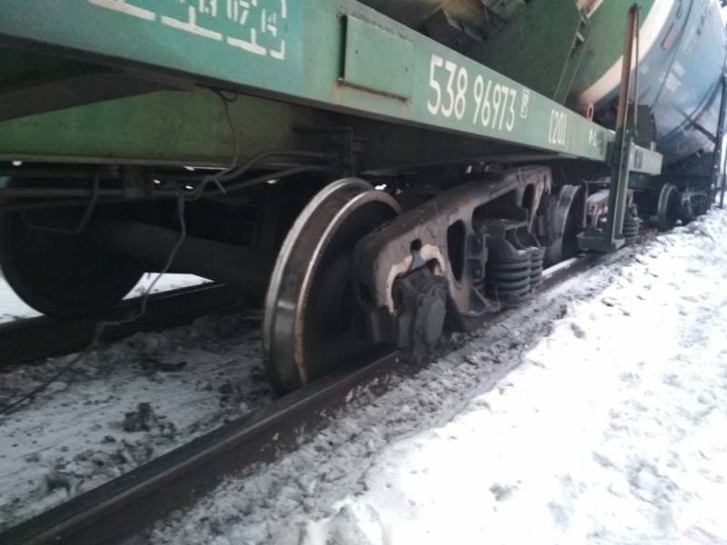 Причины схода грузового поезда с рельсов в Прикамье установят следователи