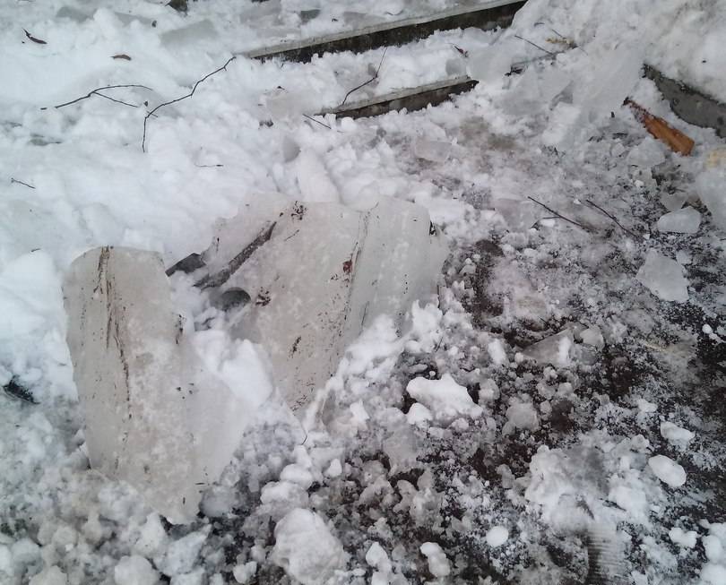 ​Очевидцы: в Перми с жилого дома свисают глыбы льда 