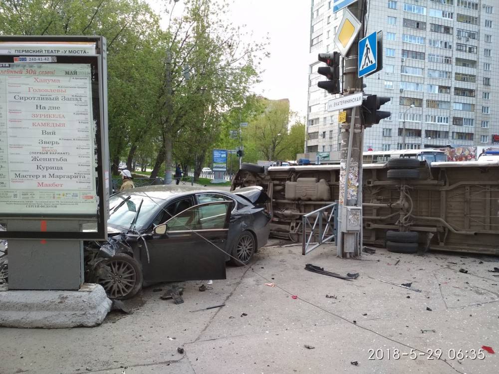 В центре Перми водитель на Lexus протаранил маршрутку