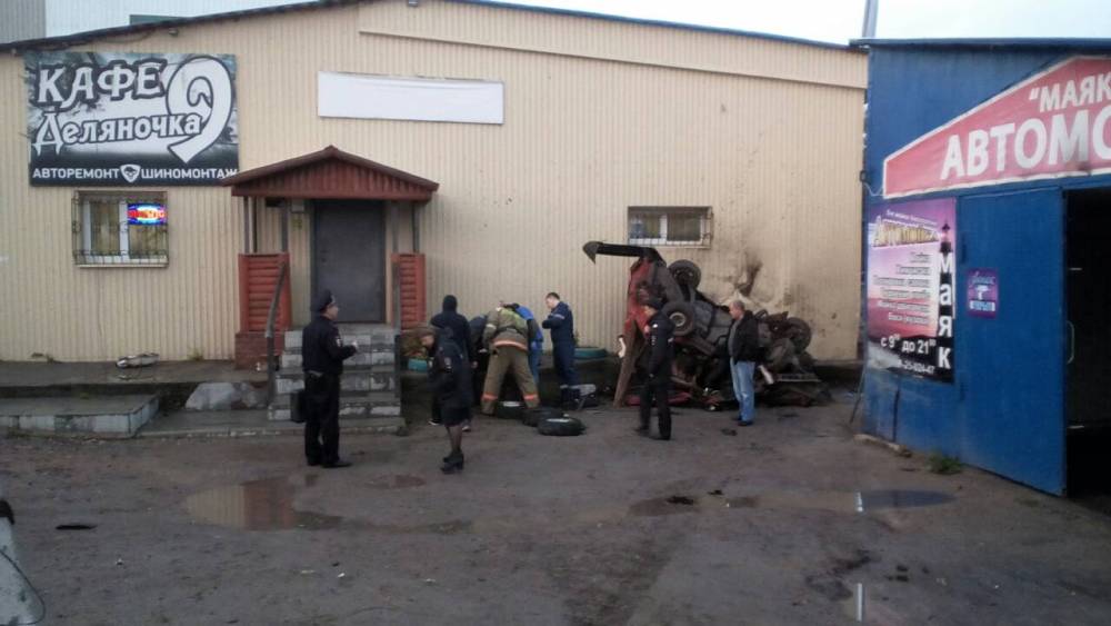 В Прикамье подростки на ВАЗе протаранили кафе: полиция проводит проверку 