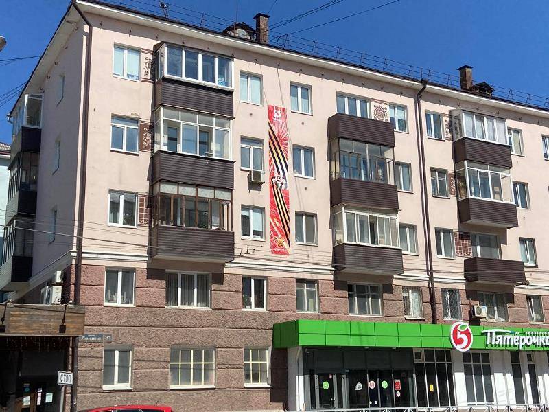 Георгиевские ленты появились на фасадах домов в центре Перми