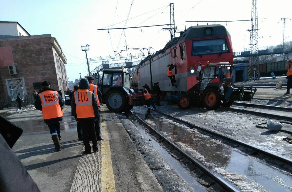 На вокзале Пермь-2 снегоуборочный трактор столкнулся с поездом