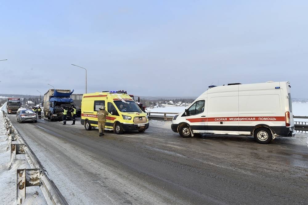 ​На Чусовском мосту столкнулись фуры, два человека госпитализированы