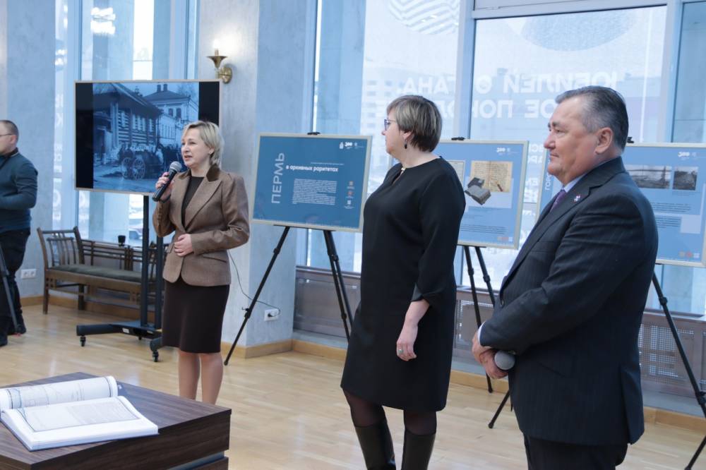 ​В краевом парламенте открылась выставка об истории Перми