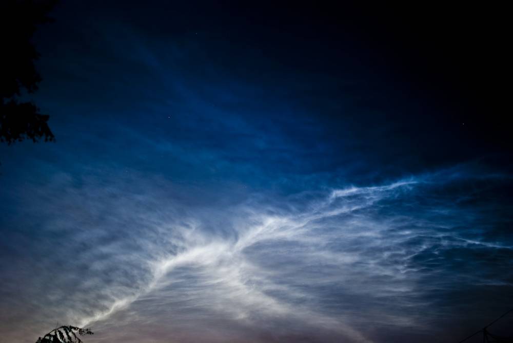 Пермяки поделились в соцсетях фото редкого атмосферного явления — серебристых облаков