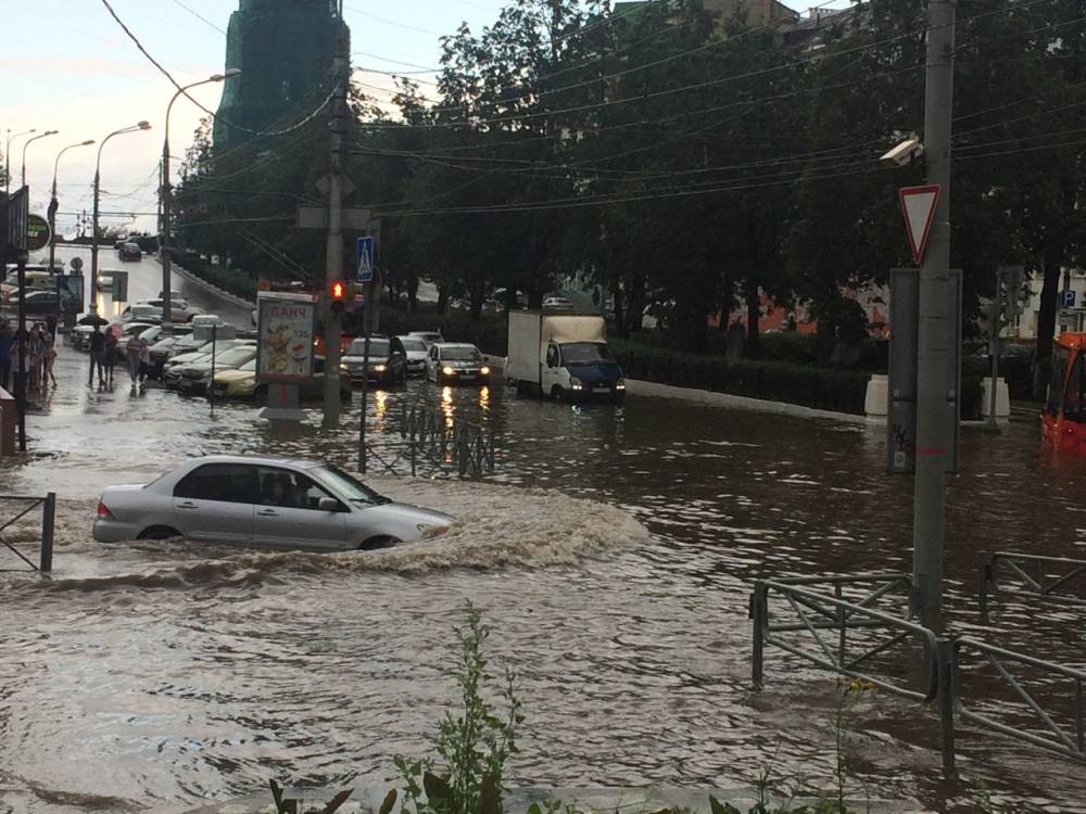 «Снесло крыши, образовались пробки»: из-за сильного урагана затопило центр Перми