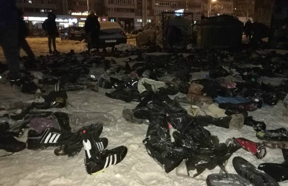 В Перми неизвестный разбросал десятки пар обуви