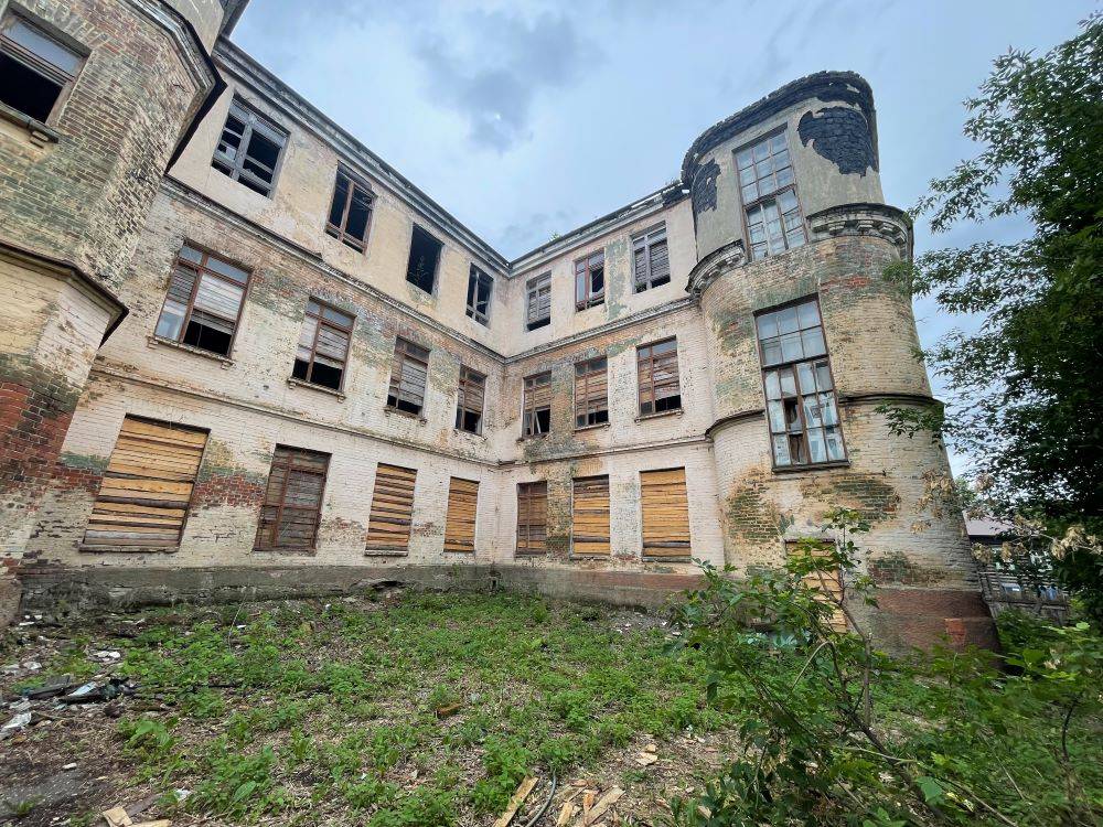 ВТБ предоставил 130 млн рублей на восстановление исторического здания школы в Пермском крае