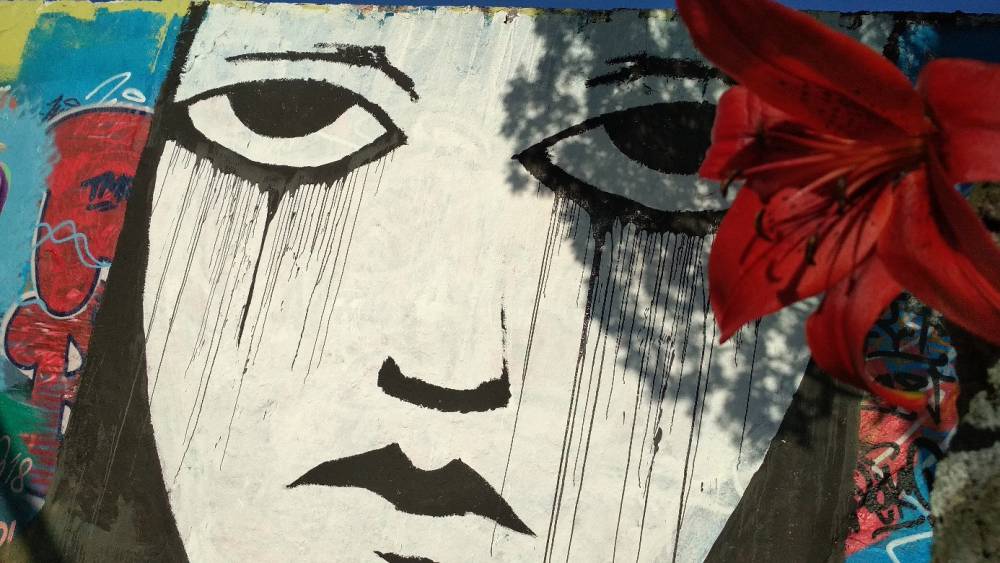 Пермский художник Sad Face нарисовал грустное лицо на Берлинской стене 