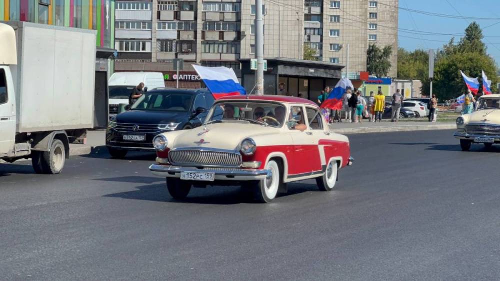 В Перми в честь Дня государственного флага РФ прошёл автопробег «Единой России»
