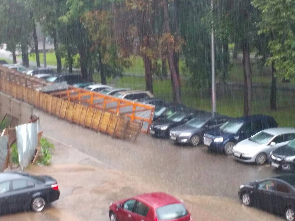 «Снесло крыши, образовались пробки»: из-за сильного урагана затопило центр Перми