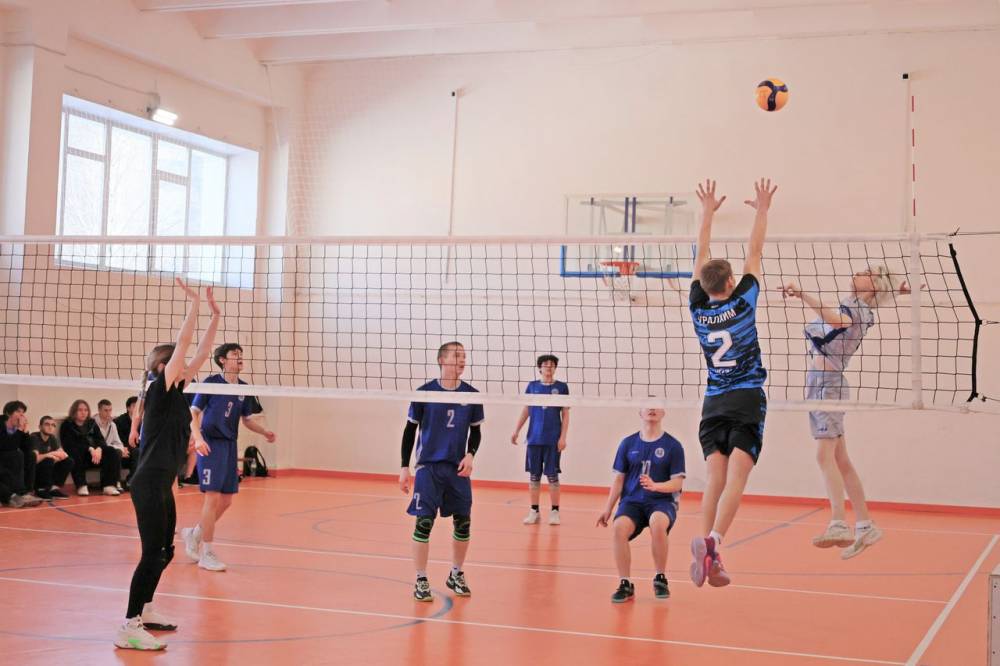 Сотрудники филиала «ПМУ» «Уралхима» сыграли в волейбол с будущими коллегами