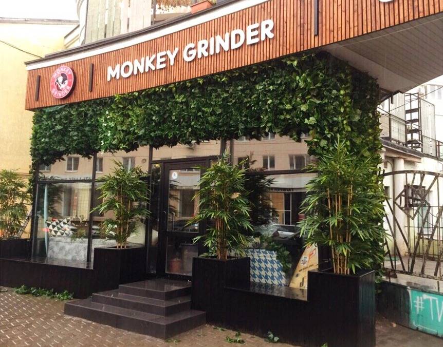 В здании, где находится «Аптека Бартминского»,​ открылась новая кофейня Monkey Grinder