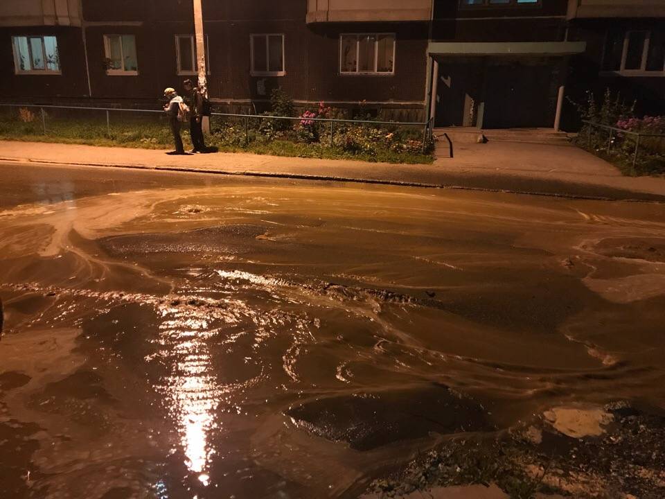 ​В Перми из-за аварии на водопроводе затопило улицу Коминтерна 