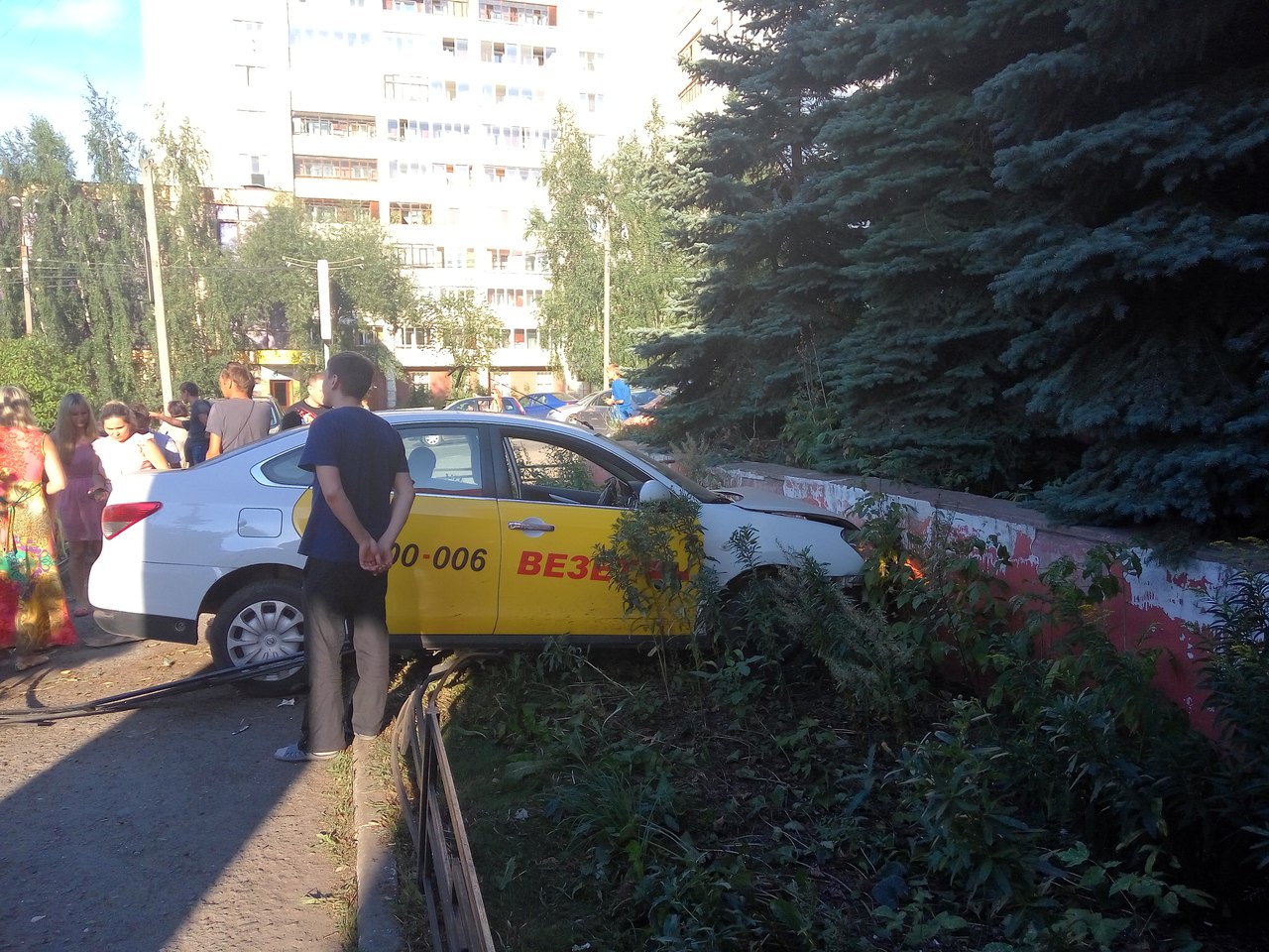 ​В центре Перми машина такси пролетела через забор и врезалась в ограждение