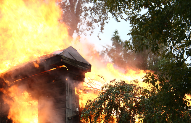 Сгорели два дома и автомобиль. В Дзержинском районе Перми случился пожар