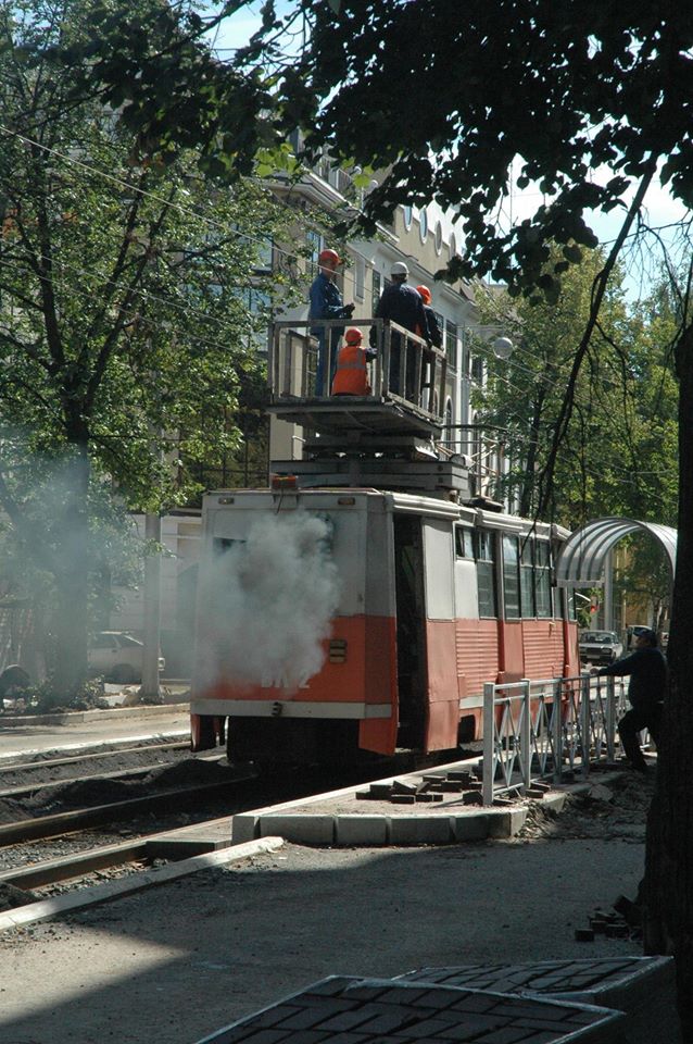 На улице Горького эвакуировали более десятка автомобилей, мешающих трамвайному движению