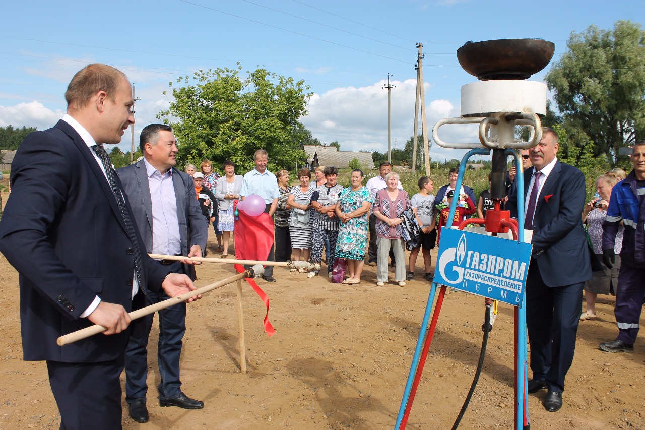 Валерий Сухих открыл газопровод в селе Дуброво