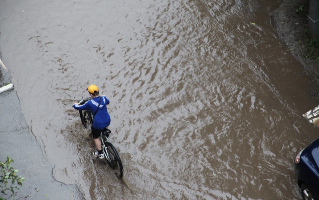 В Перми сильный ливень затопил центр города