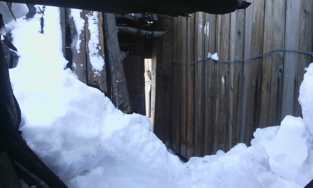 В Кунгуре из-за снега обрушилась крыша дома пенсионерки