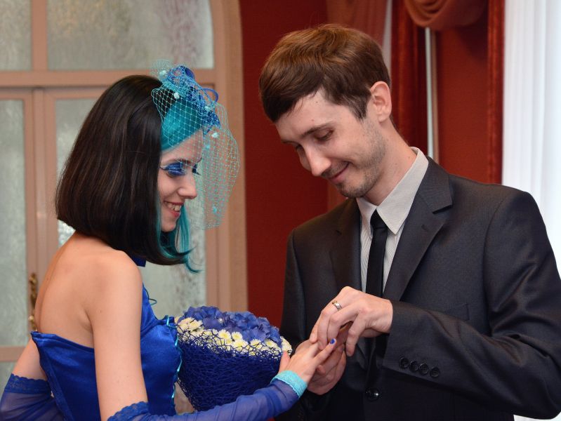 В ЗАГС Перми пришла невеста в синем платье