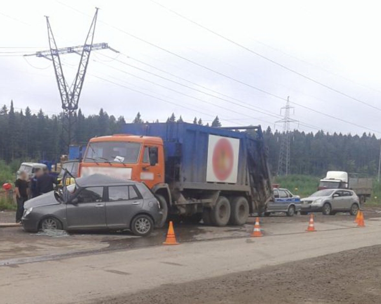 В ДТП с КАМАЗом на Бродовском тракте пострадали два человека