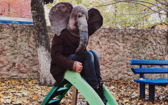 Пермяк в маске ​«грустного слона» завел аккаунт в Instagram