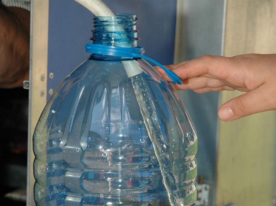 Крупнейший поселок Усолья пятый день остается без питьевой воды