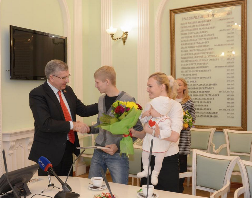 Игорь Сапко встретился с семьями, в которых родились тройни