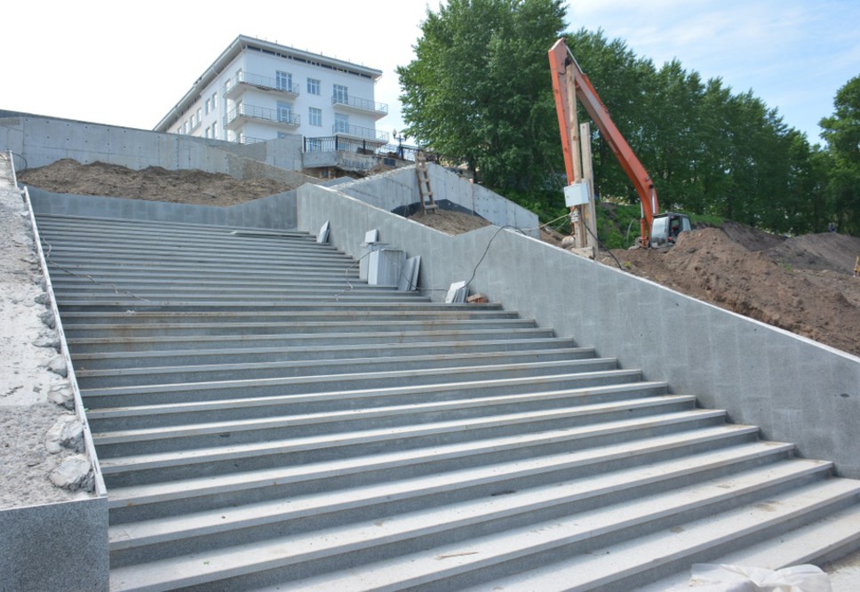 Камни на Каме. Депутаты гордумы проинспектировали ход капремонта набережной и остались довольны