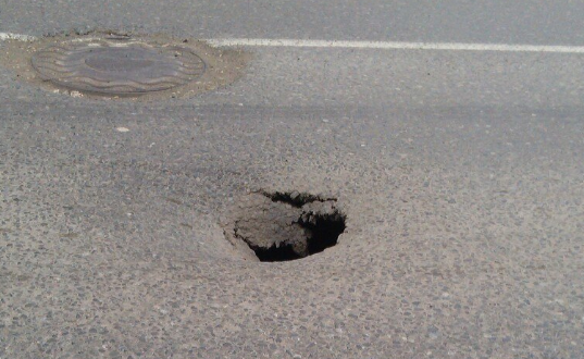 В Перми на перекрестке улиц Солдатова и Моторостроителей провалился асфальт